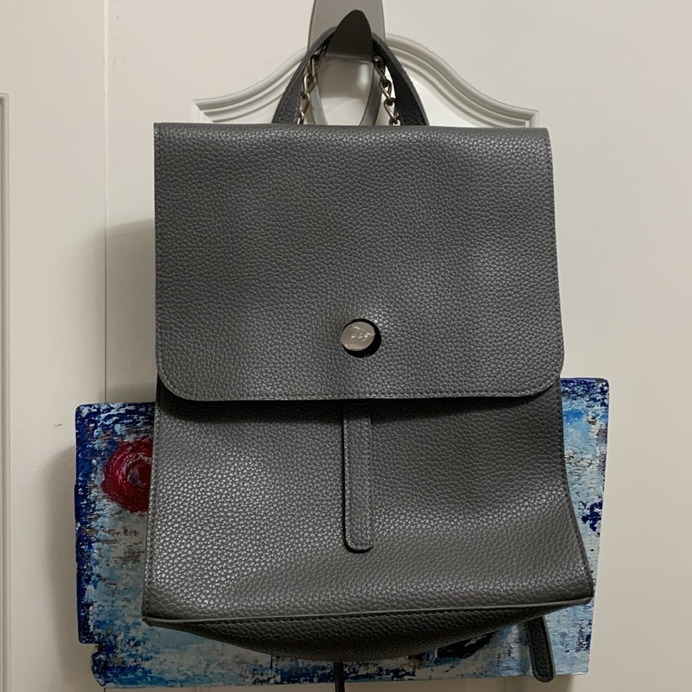 Gray Backpack NWT Adjustable Shoulder Straps Chrome Flap Close Snap Expandable - Picture 11 of 16